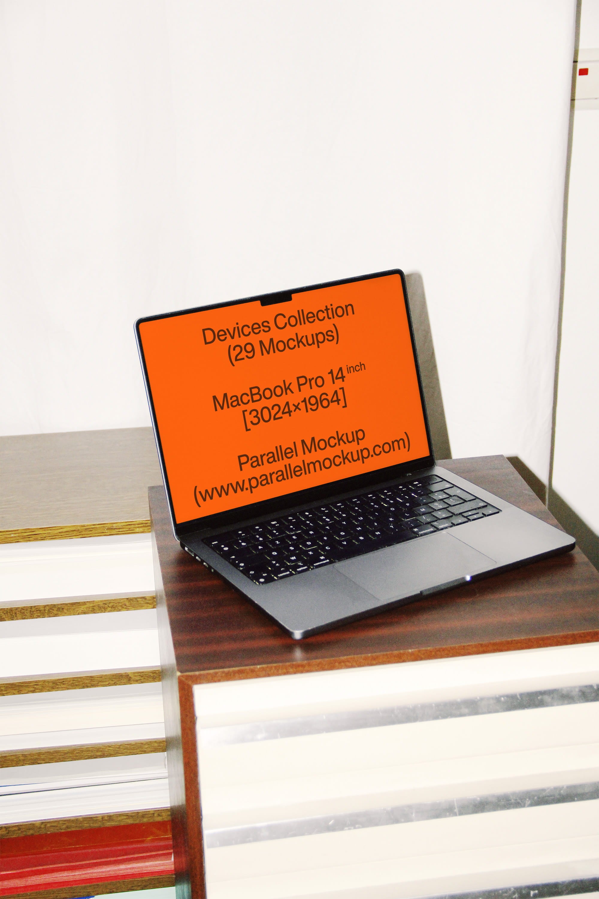 MacBook Mockup DE-A-18 Parallel Mockup