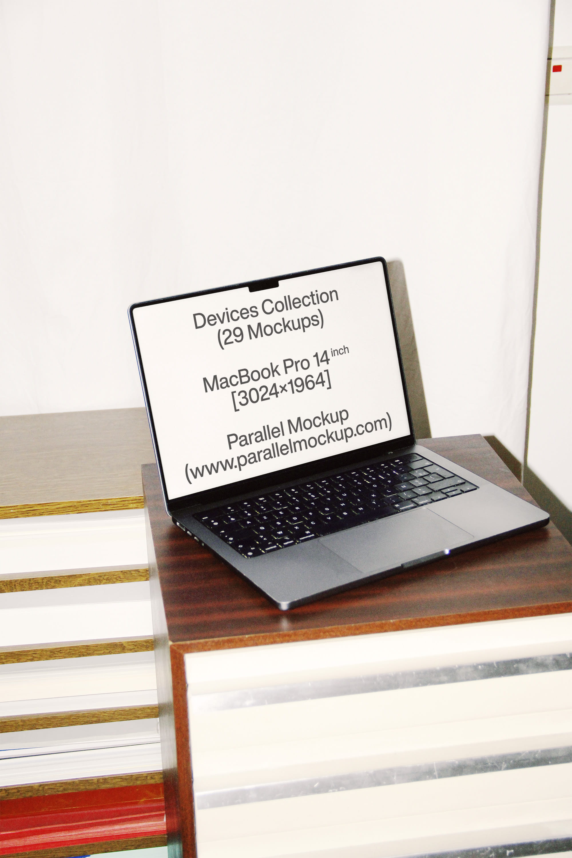 MacBook Mockup DE-A-18 Parallel Mockup
