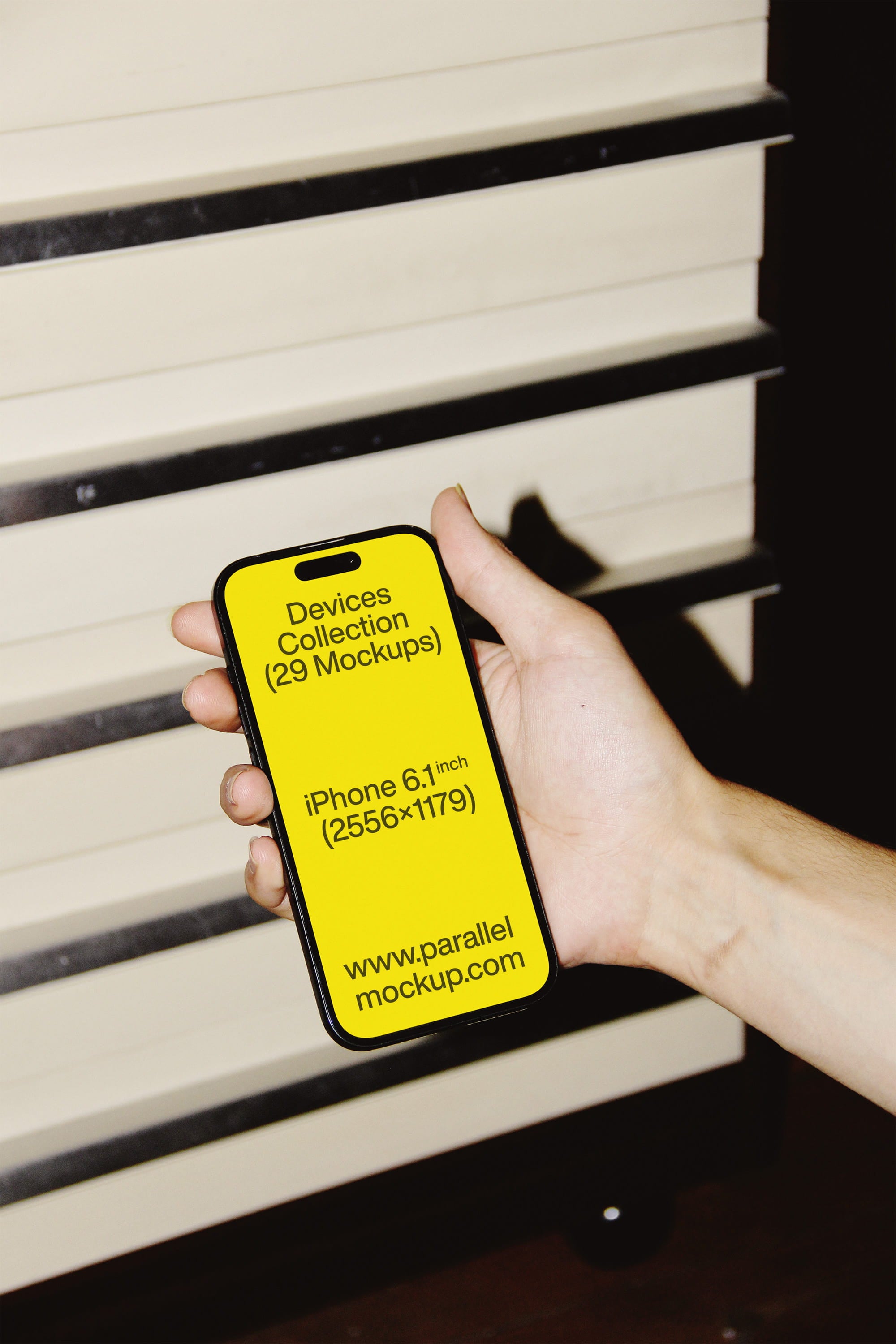 iPhone Mockup DE-A-04 Parallel Mockup