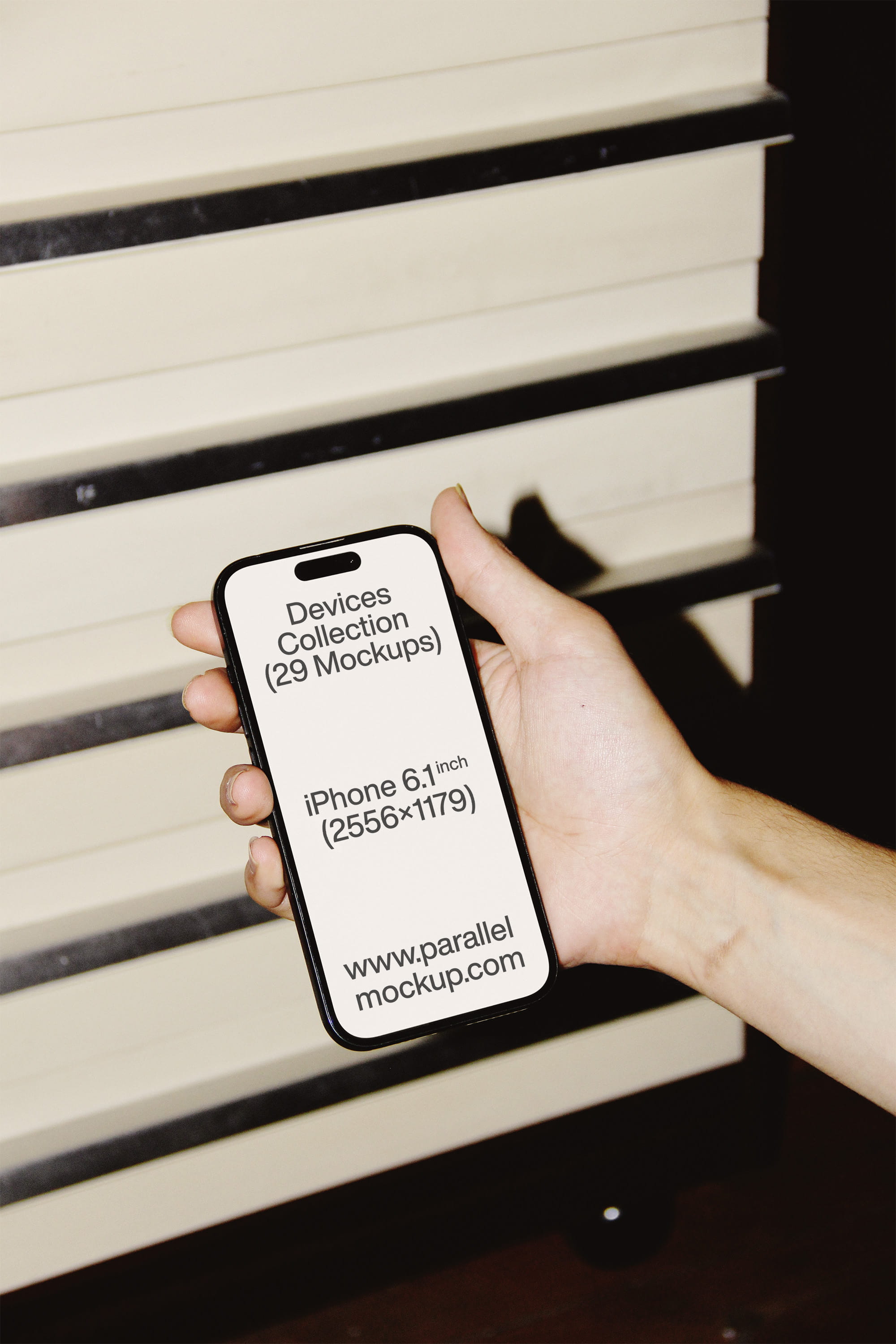 iPhone Mockup DE-A-04 Parallel Mockup
